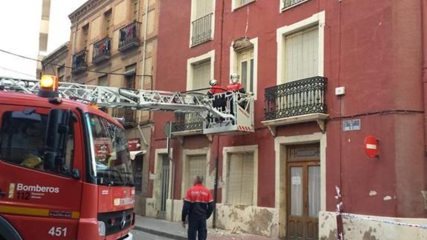 Cae parte de una fachada de madrugada sin provocar heridos