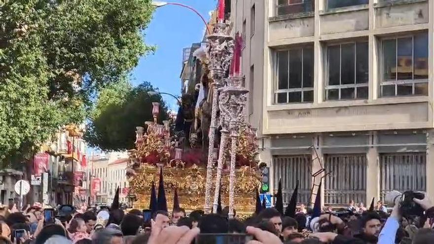 Vídeo | El misterio de la Esperanza de Triana llega a la calle Pagés del Corro