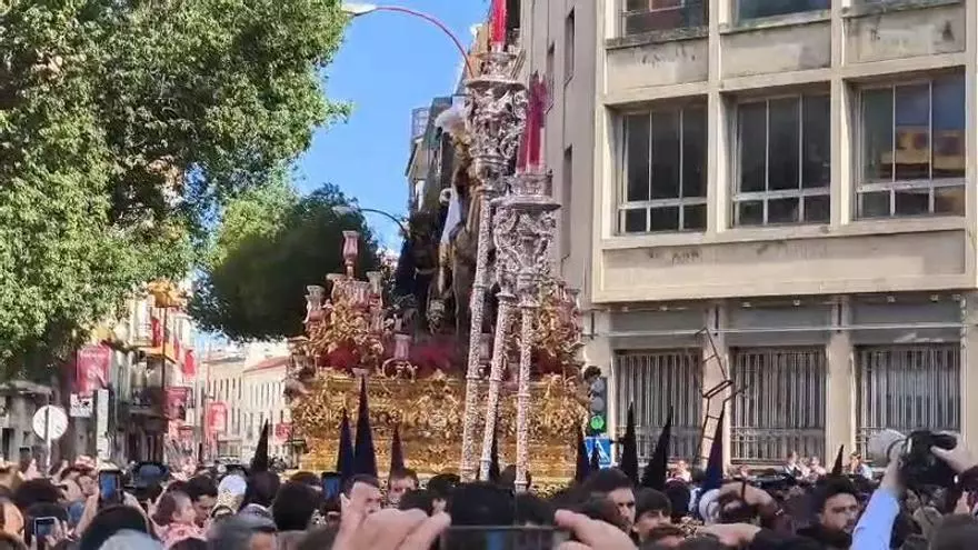 Vídeo | El palio de la Esperanza de Triana llega a la calle Pagés del Corro