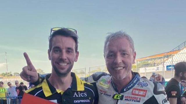 Alfonso Herrero, con su mecánico Sergio Fernández en Jerez.