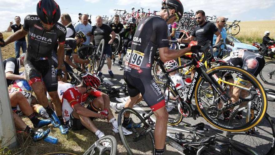 Una multitudinaria caída paraliza la tercera etapa del Tour