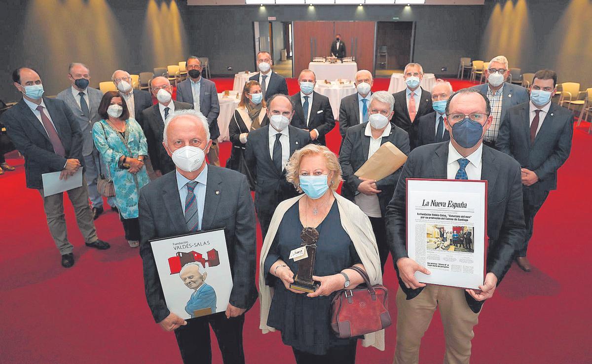 Joaquín Lorences, presidente de la Fundación Valdés-Salas; María Victoria Menéndez Castañedo, patrona de honor, e Isidro Sánchez, director del Aula Valdés-Salas, en primer término, con los atributos del premio “Asturiana del mes” en el Club Prensa Asturiana. Detrás y de izquierda a derecha, José Pedreira, Leopoldo Tolivar, Carmen Adams, Miguel Ángel de Blas, Jesús Menéndez, Esteban García, María Cosmen, Joaquín Ocampo, Ignacio Villaverde, Pablo Junceda, Vicente Gotor, Lorenzo Arias, Carlos Siñeriz, Francisco Rodríguez, Laureano García y Sergio Hidalgo. | LUISMA MURIAS