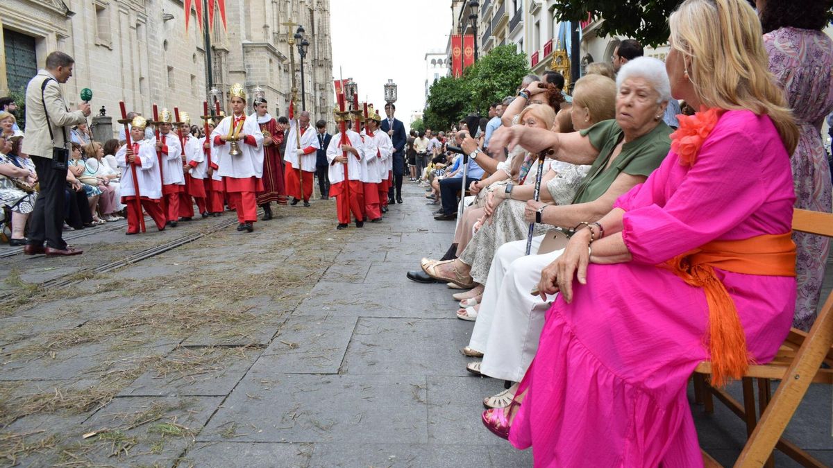 Los niños carráncanos discurren por la Avenida de la Constitución con romero sobre el suelo