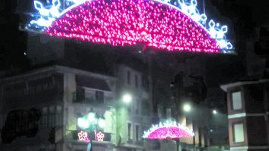 Arcos de luces navideñas, encendidos el viernes por la tarde. | Camporro