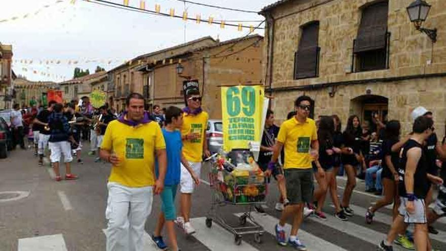 El desfile de peñas inaugura las fiestas de Venialbo en honor a La Asunción y San Roque