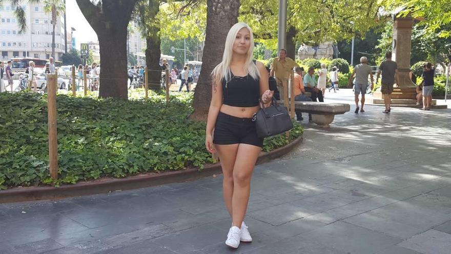 La joven que grabó el vídeo en la plaza de España de Palma.
