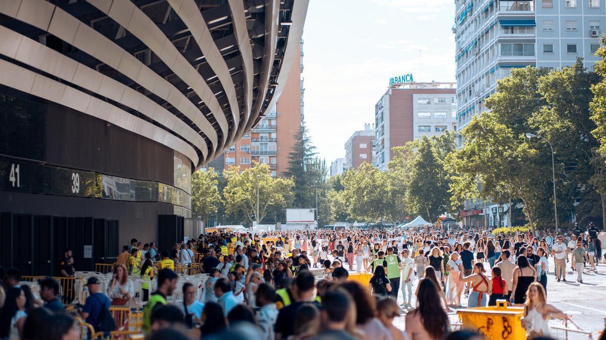 Fans de Taylor Swift en las inmediaciones del Estadio Santiago Bernabéu, antes del segundo concierto de Taylor Swift, a 30 de mayo de 2024, en Madrid (España).