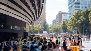 Fans de Taylor Swift en las inmediaciones del Estadio Santiago Bernabéu, antes del segundo concierto de Taylor Swift, a 30 de mayo de 2024, en Madrid (España).