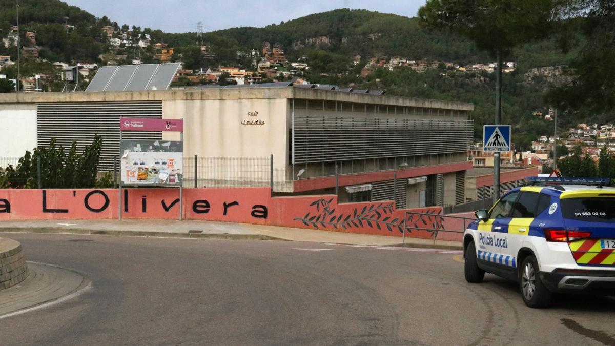 La policía local de Vallirana frente a la escuela L'Olivera