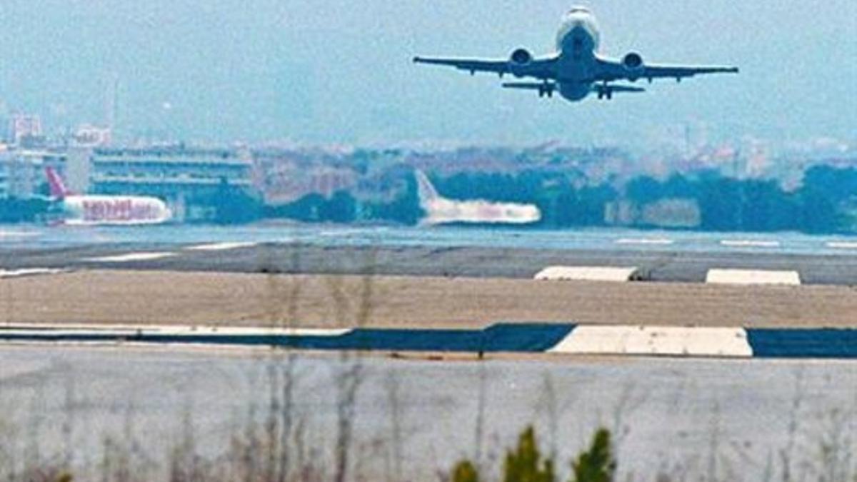 Un avión despega del aeropuerto de El Prat.