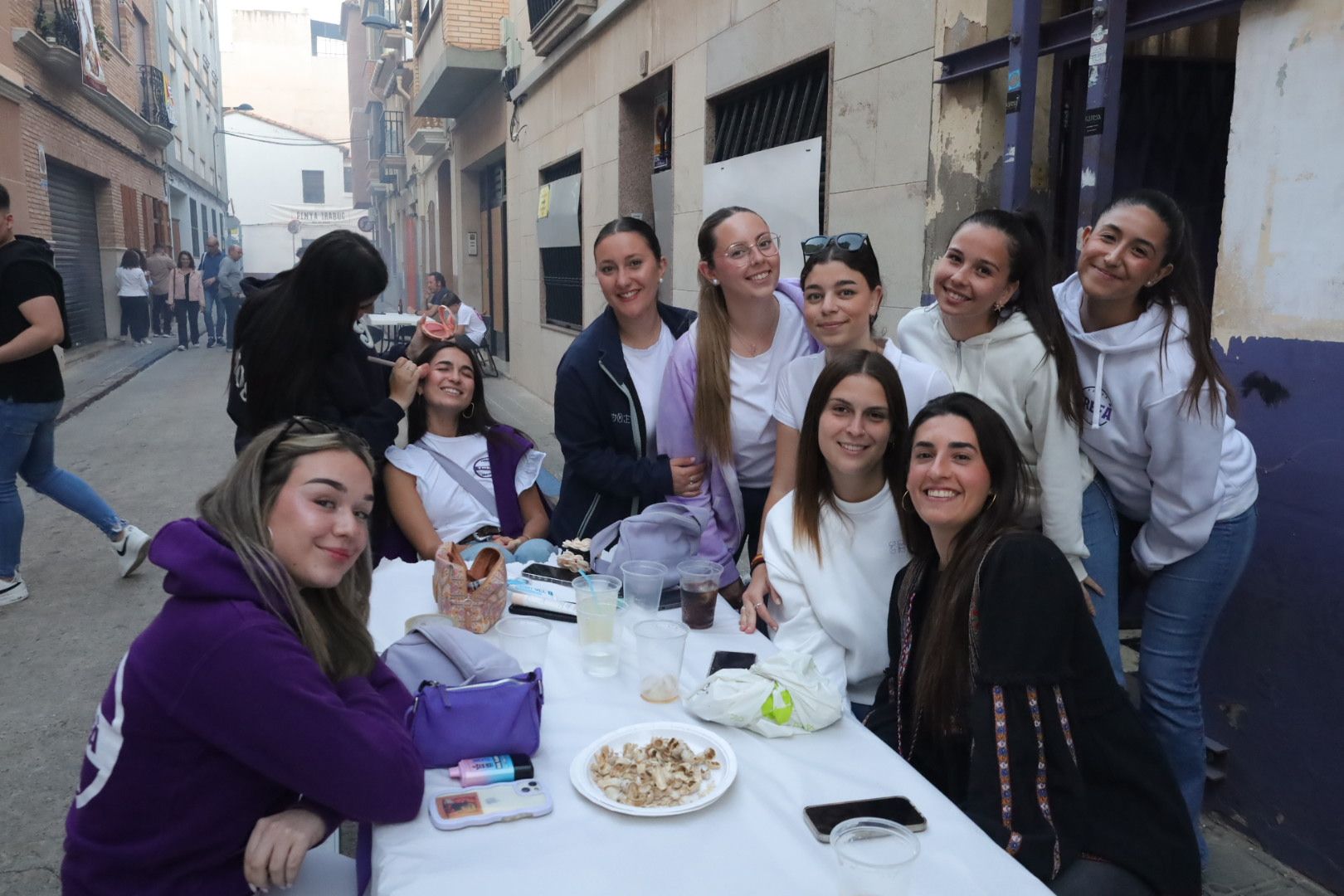 FOTOGALERÍA I Las imágenes de la Nit de la Xulla y del encuentro de elaboración de allioli de las fiestas de Vila-real