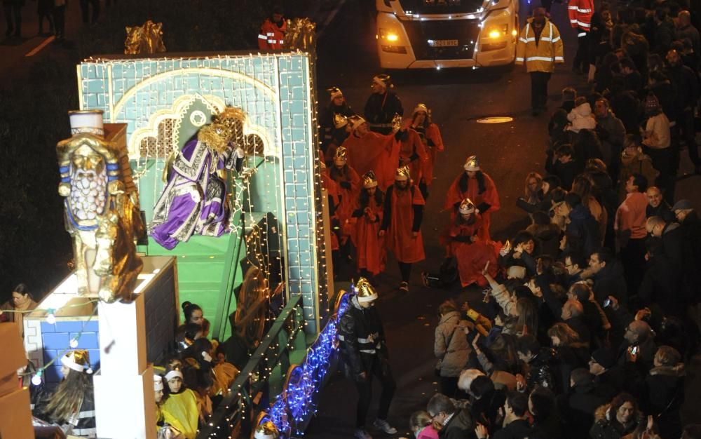 Los Reyes Magos recorren la ciudad desde O Castrillón hasta la plaza de María Pita.