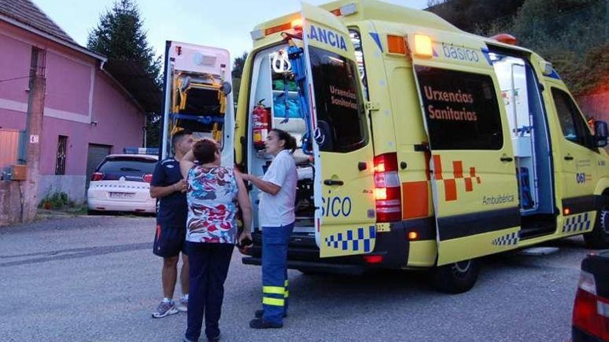 Ambulancia desplazada hasta el lugar de la explosión. // FdV