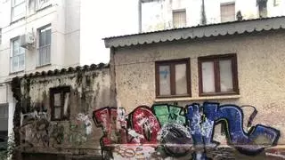 El deterioro de la calle Hernando de Soto en Cáceres: locales cerrados y falta de mantenimiento