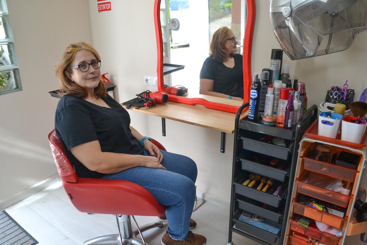 Eva María Nava sentada en una de los sillones de su peluquería.