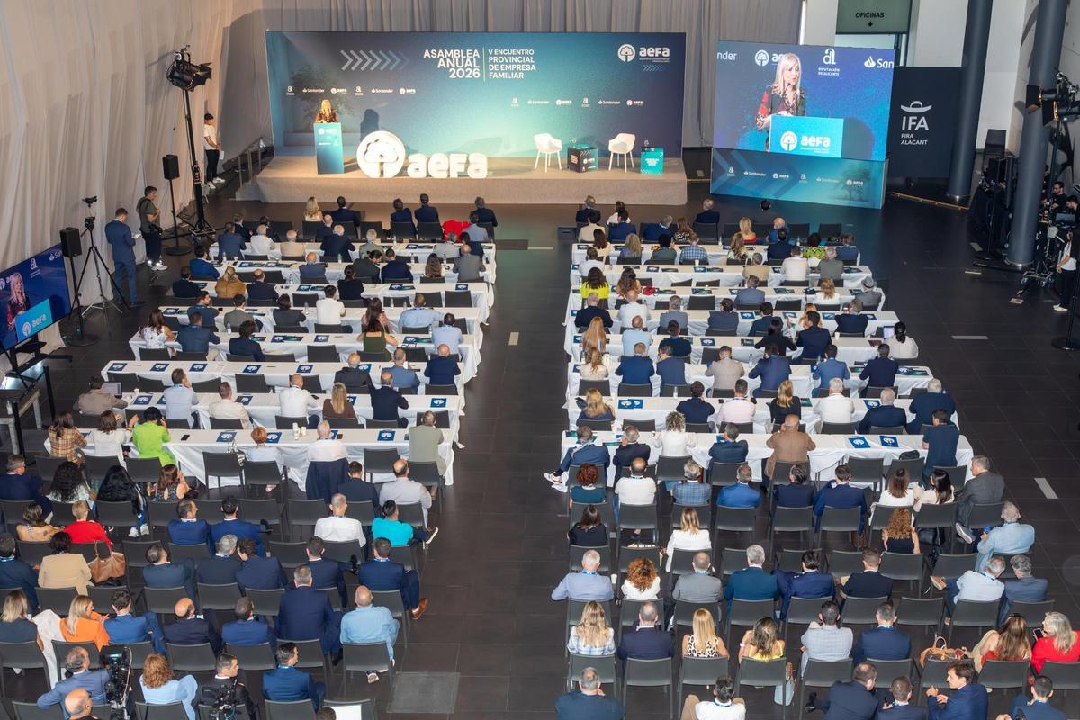 Representantes institucionales y empresariales participaron en una jornada en la que AEFA reivindicó el peso de la empresa familiar en la economía alicantina.