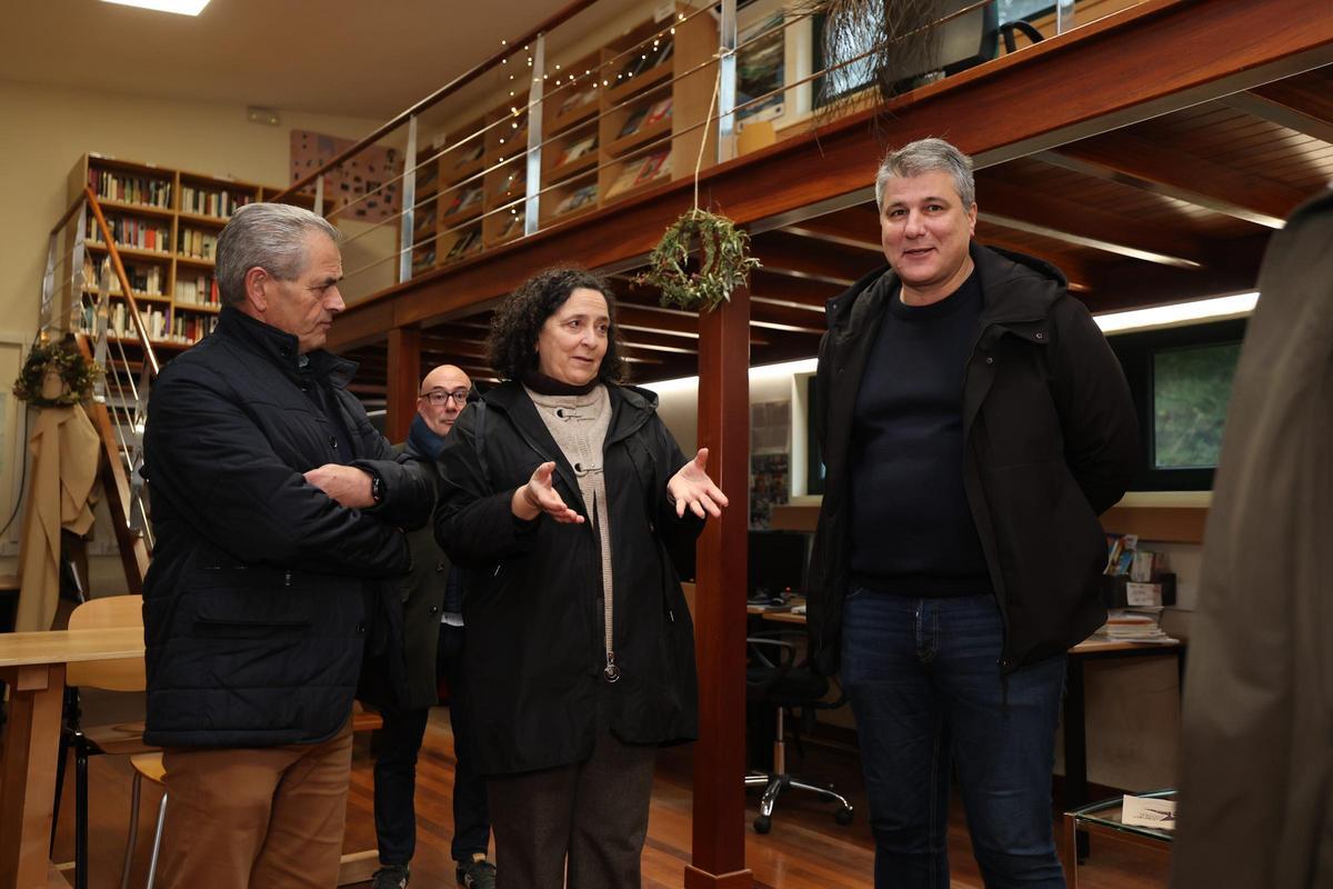 A delegada da Xunta e o alcalde de Corcubión, á dereita, na biblioteca municipal.