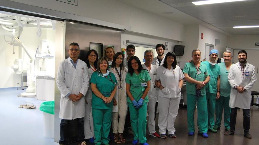 Equipo que realiza trombectomías, ante las dos salas de radiología intervencionista. // FdV