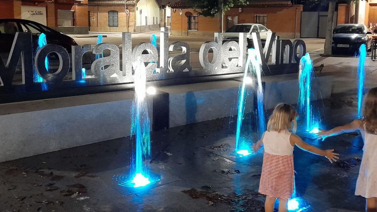 La Plaza Mayor de Moraleja luce fuente nueva | P. F.
