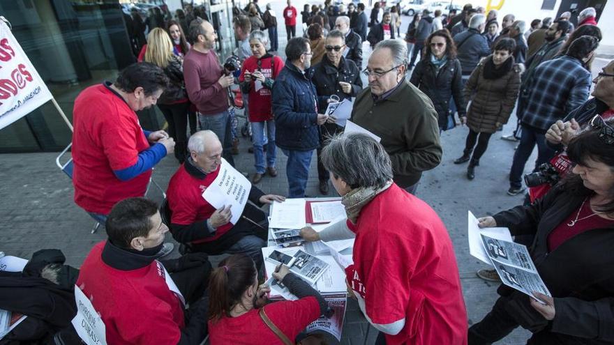 Recogida de firmas, esta mañana, en Valencia