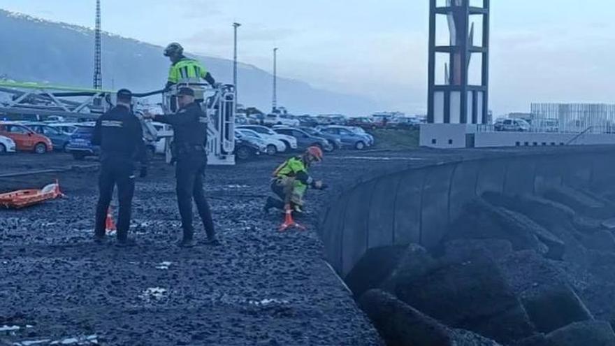 Bomberos de Tenerife rescata un cuerpo del mar en el Puerto de la Cruz