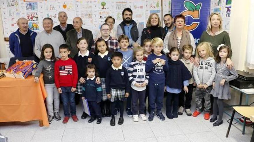 Participantes junto a organizadores en la exposición.