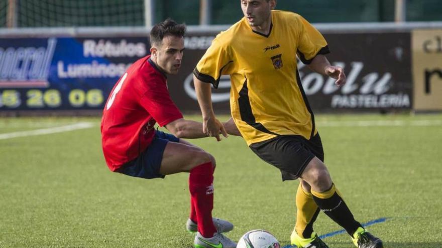 Una acción del partido jugado ayer en el Hermanos Llana entre el Astur y el Valdesoto.