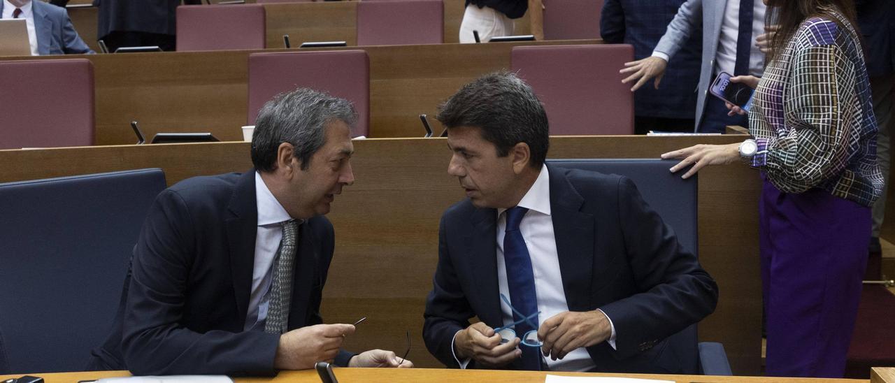 Mazón y Barrera en una sesión de control en las Corts.