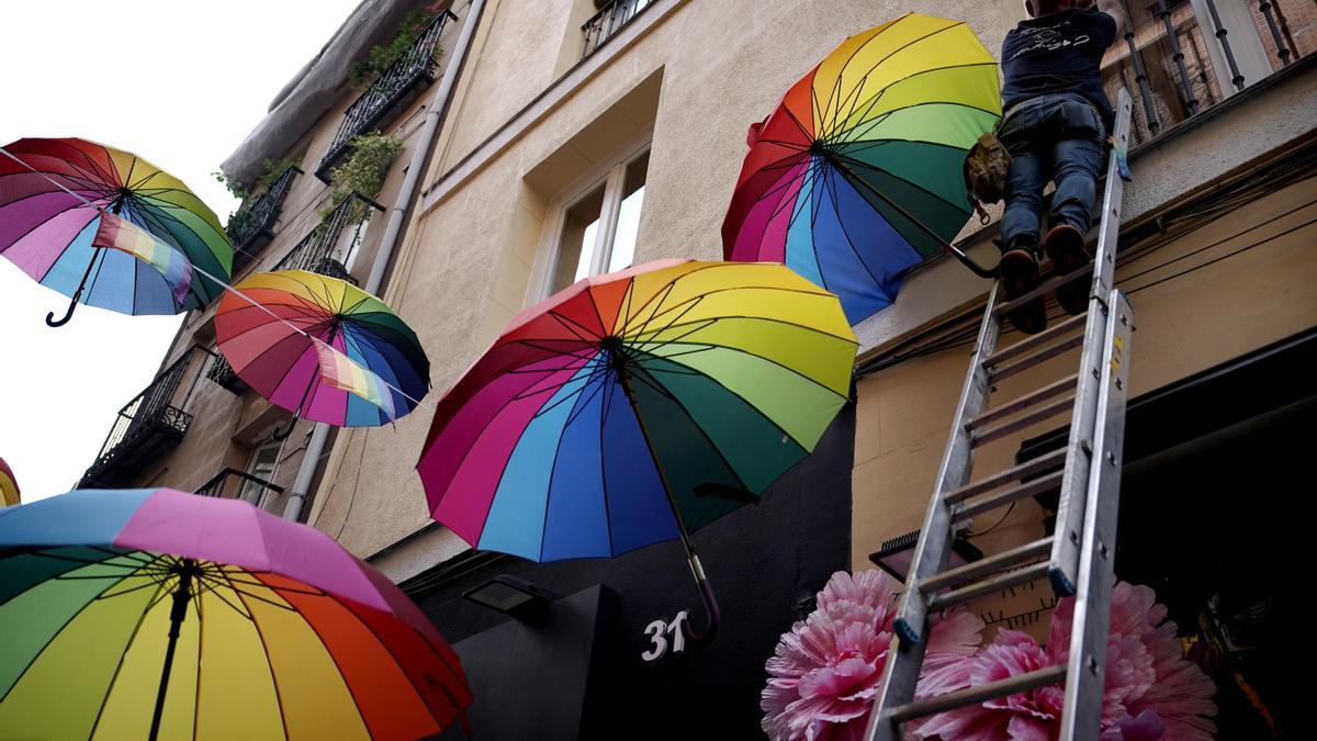 Banderas LGTB en el barrio de Chueca, Madrid.