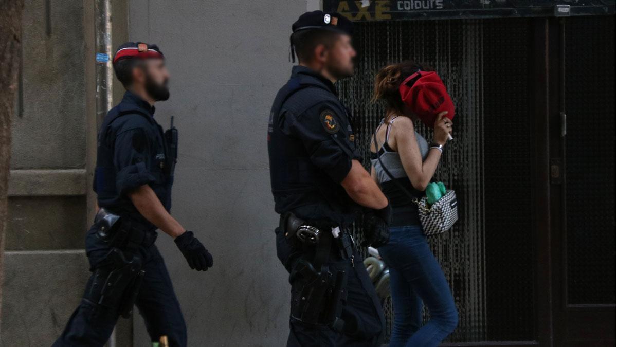 Operación policial contra narcopisos en la calle del Comte Borrell, en Barcelona