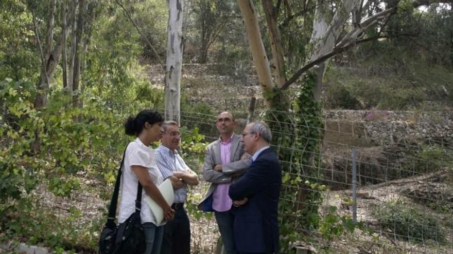 Los representantes del grupo municipal de IU en el monte Gibralfaro.