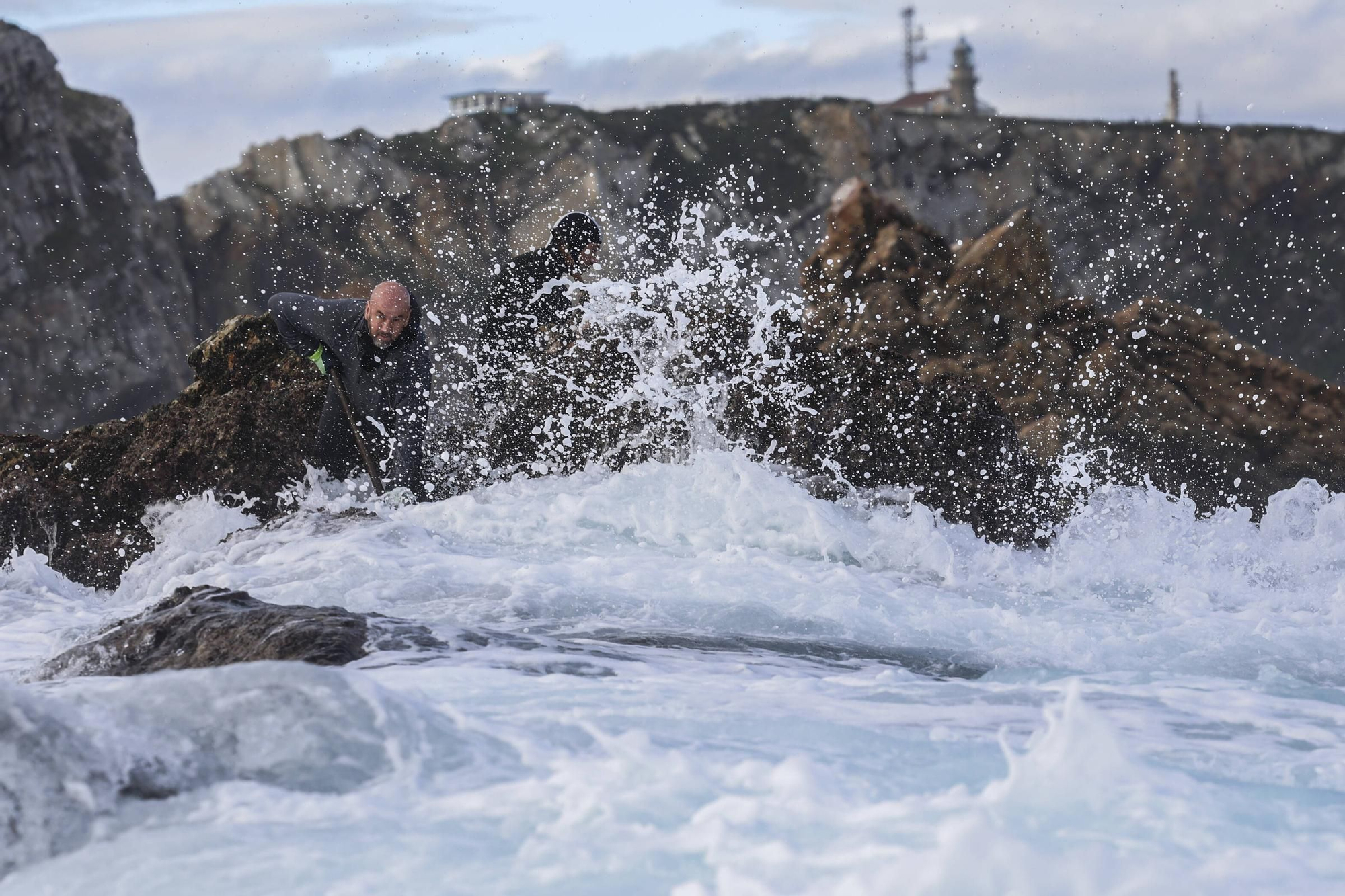 EN IMÁGENES: Así es la dura jornada de los perceberos del cabo Peñas: un oficio de alto riesgo a merced de las olas