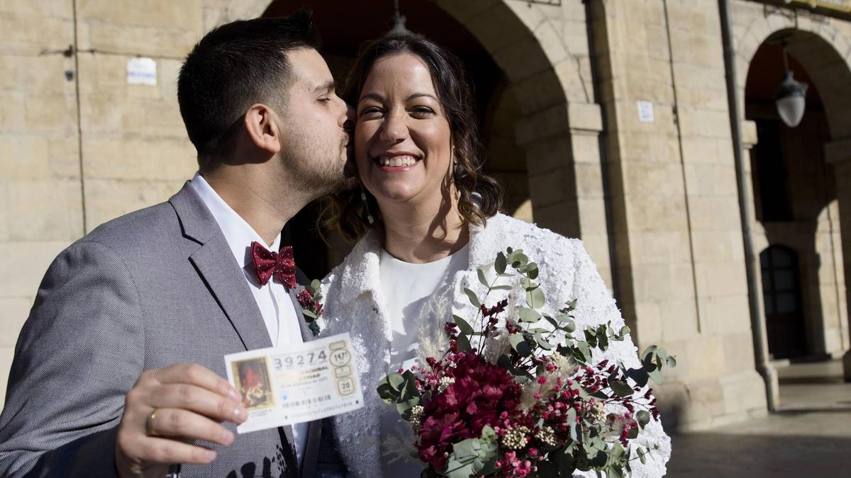 Adrián Tranche y Ana Martínez, con un décimo, delante del Ayuntamiento de Avilés