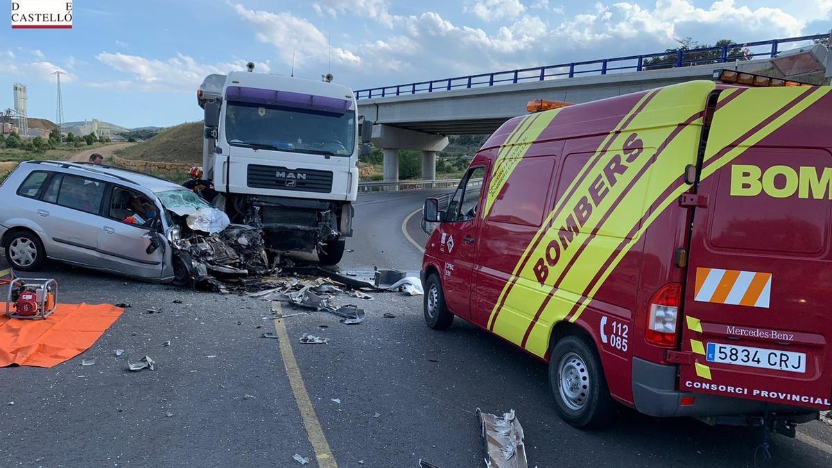 Imagen del accidente entre el camión y el vehículo.