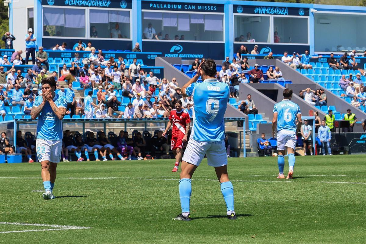 Davo se lamenta tras una ocasión desperdiciada en el partido ante el Sevilla B.