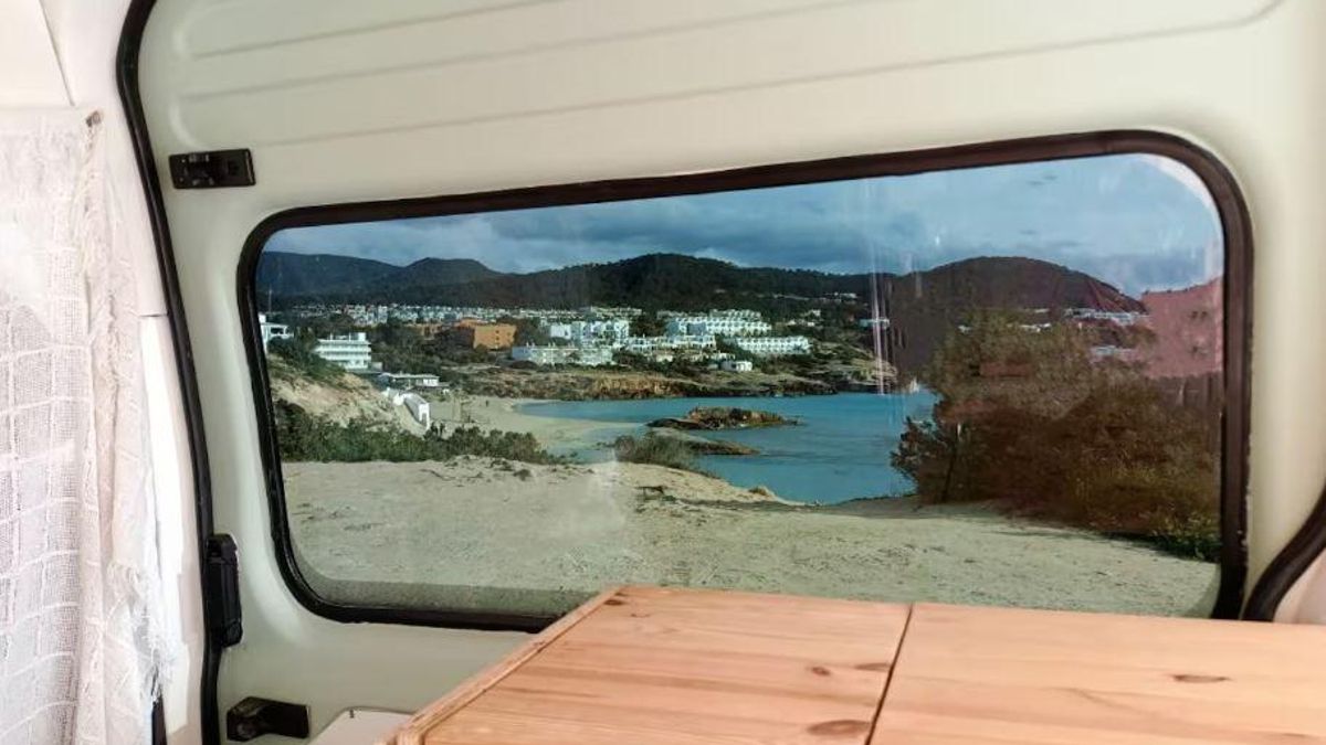 La camper cuenta con ventanas oscuras que no permiten visión desde el exterior