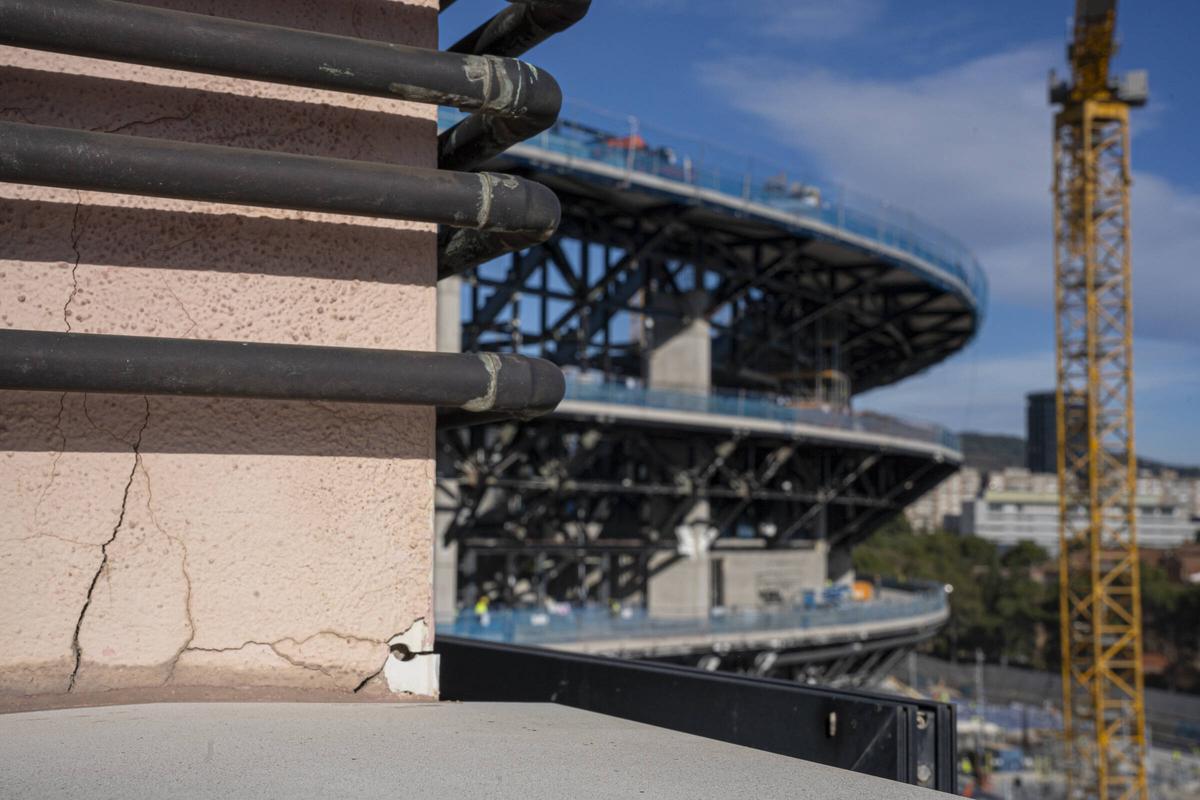 Fisuras en la terraza del bloque que ha demandado a Limak y al Barça por las obras del Camp Nou, en Barcelona.