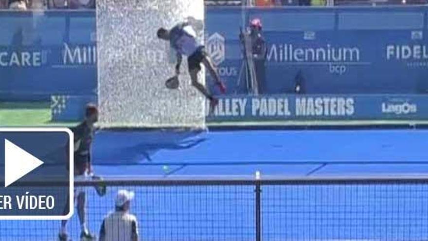 Paquito Navarro sufre cortes al romper con la espalda un cristal de la pista