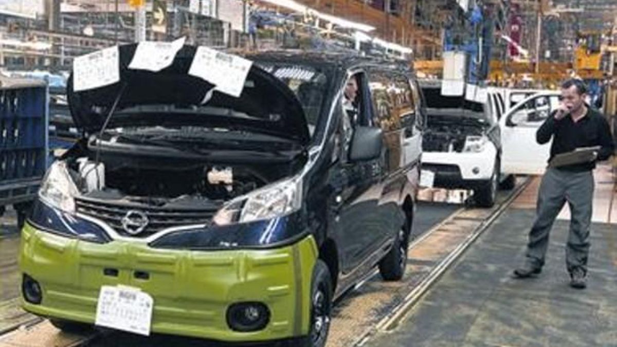 Trabajadores de Nissan en la línea de montaje de la nueva furgoneta NV200.