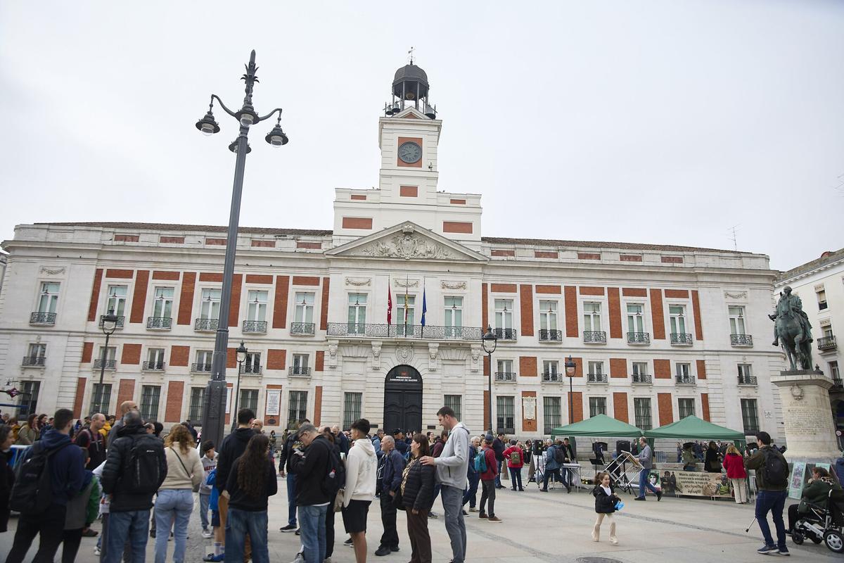12/04/2025 Fachada de la Real Casa de Correos, a 12 de abril de 2025, en Madrid (España). El reloj de la Real Casa de Correos, sede del Gobierno de la Comunidad de Madrid, recupera su sonoridad y vuelve a su funcionamiento habitual tras la finalización de los trabajos de conservación y limpieza, que comenzaron el pasado mes de marzo, cuando el reloj se paró y se desmontó por primera vez en 30 años. POLITICA Jesús Hellín - Europa Press