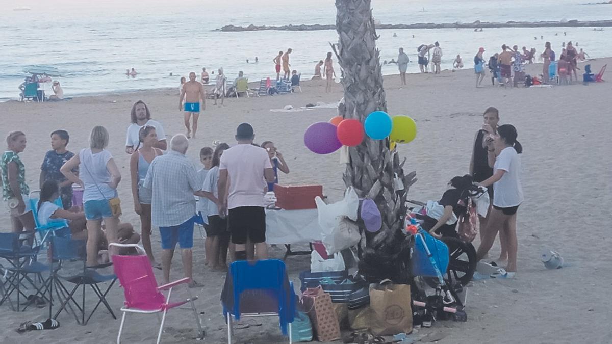 Los arenales también registran una gran afluencia de visitantes al caer la tarde que disfrutan en familia... 