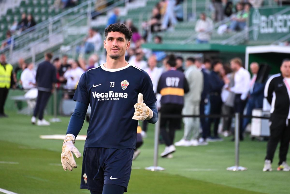 Matías Dituro, con el pulgar hacia arriba en los instantes previos a iniciar un calentamiento pre-partido, en el Martínez Valero.