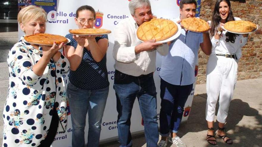 El alcalde, en el centro, y panaderos participantes, ayer, en la presentación de la fiesta.