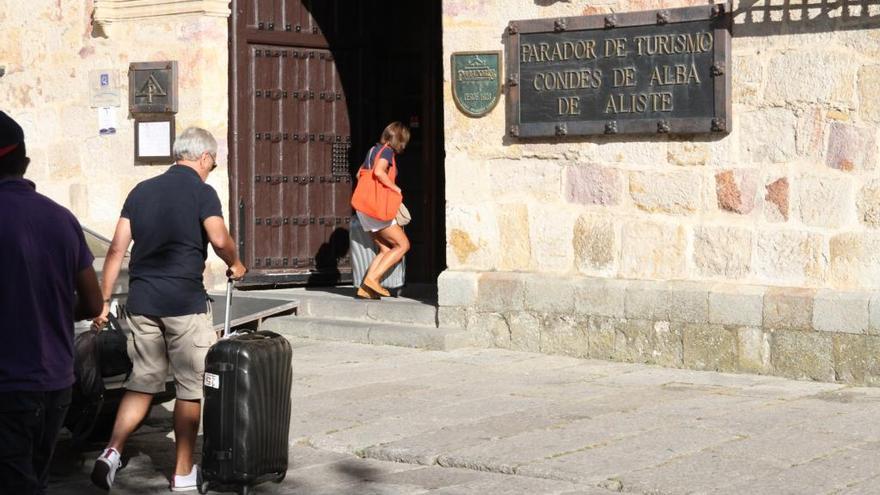 Turistas acceden al Parador de Turismo.