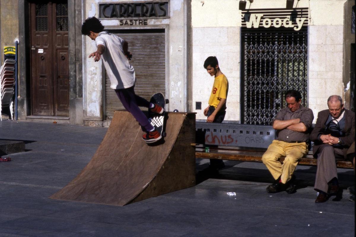 Oski Collado patina sobre una rampa autoconstruida, en la plaza del Sol, en 1987