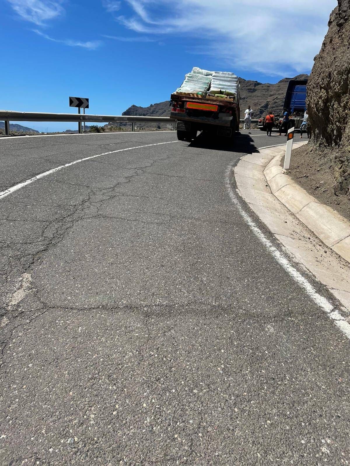 Un camión pierde la carga y bloquea la carretera entre Mogán y La Aldea