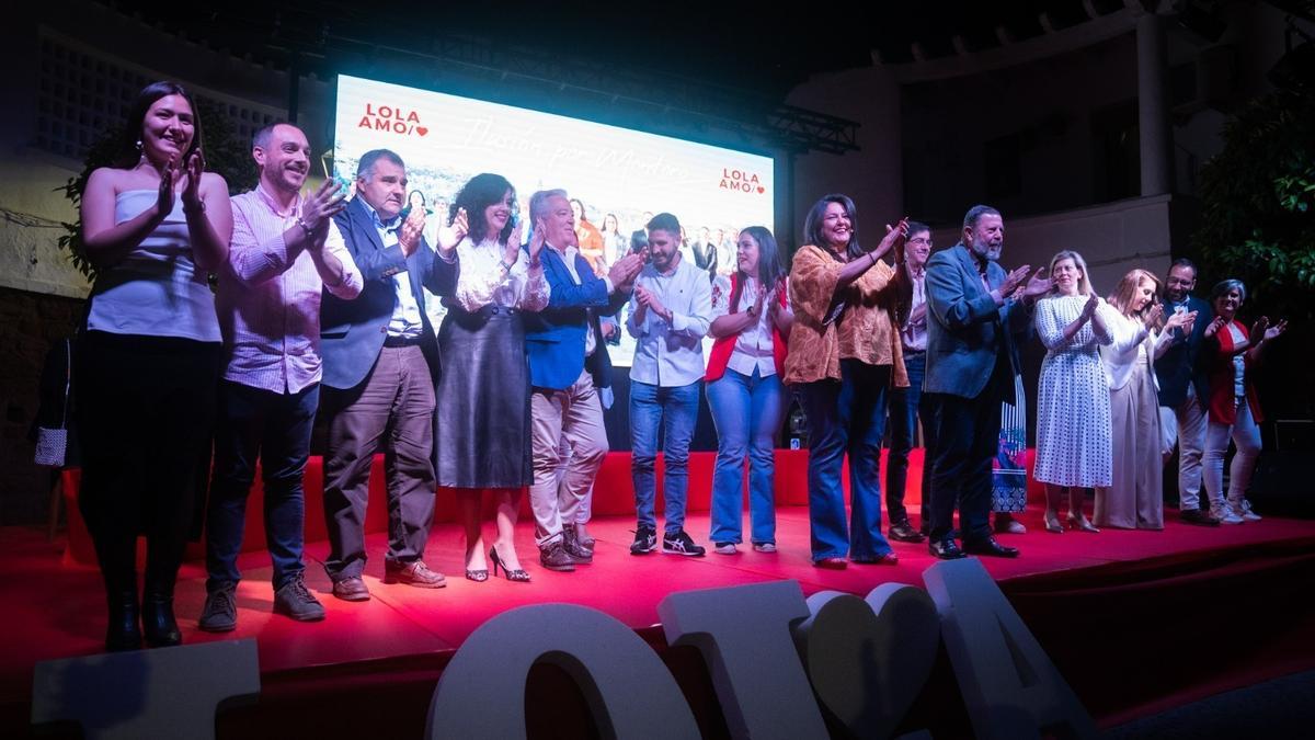 Lola Amo, con le resto de miembros de su candidatura, durante la presentación.