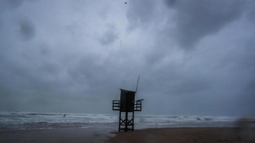 El mar engulle la playa en El Perellonet.