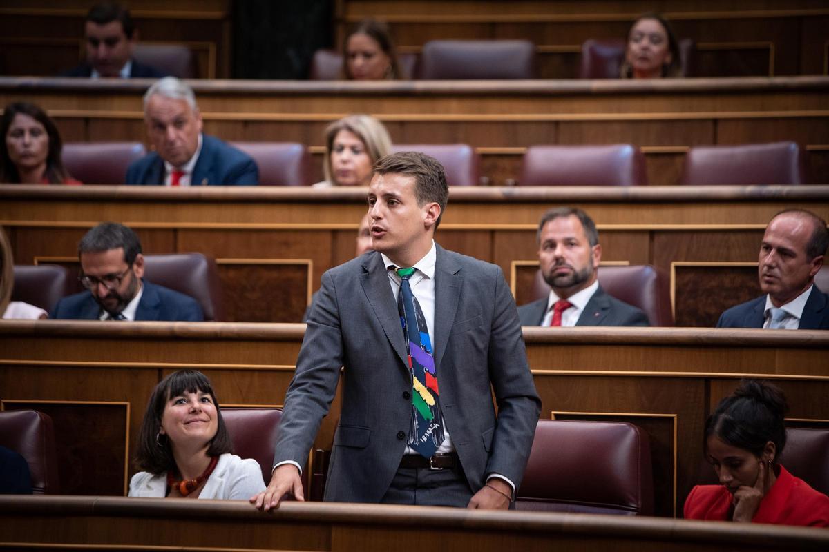 Jorge Pueyo, prometiendo su cargo de diputado en el Congreso, en 2023.
