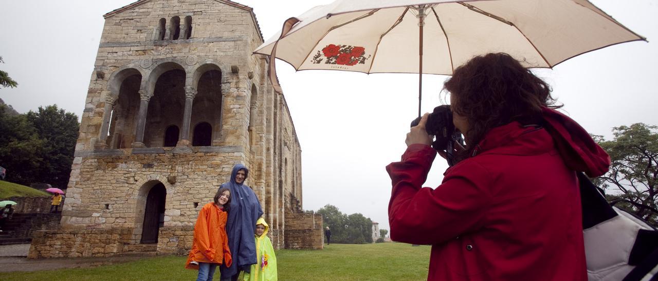 Turistas en Santa María del Naranco. MIKI LÓPEZ